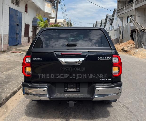 Toyota Hilux 2021 Black