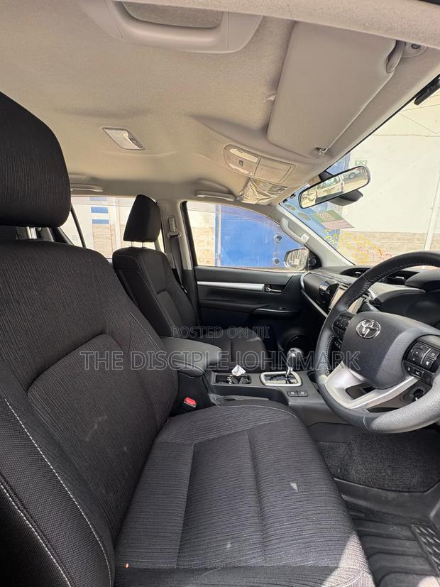 Toyota Hilux 2021 Black