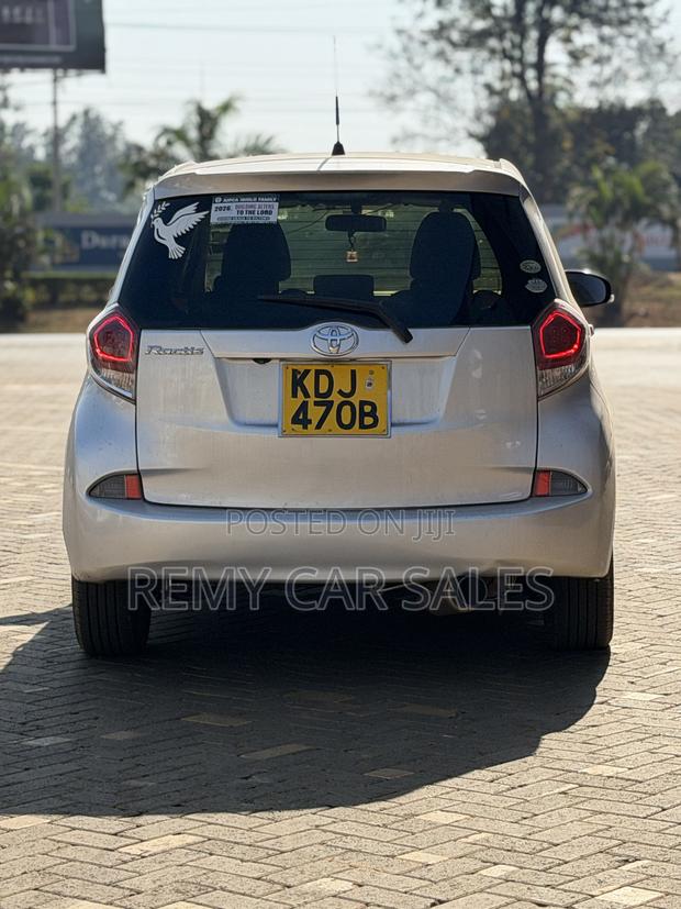 Toyota Ractis 2015 Silver