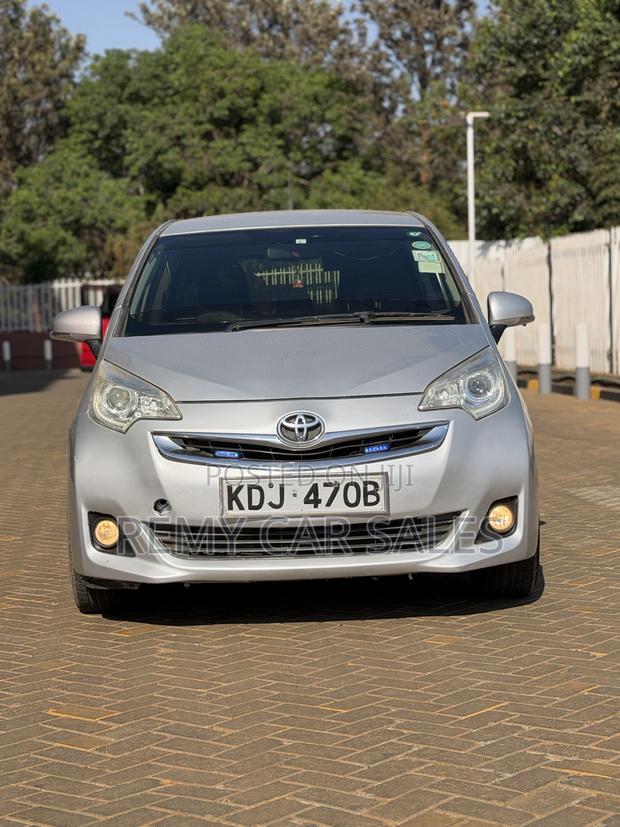 Toyota Ractis 2015 Silver