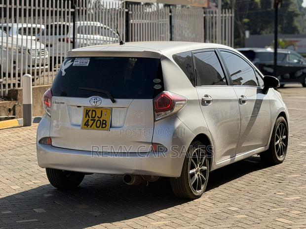 Toyota Ractis 2015 Silver