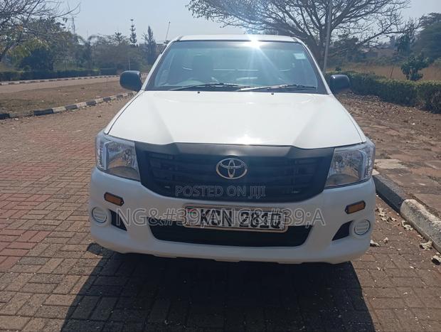 Toyota Hilux 2010 White