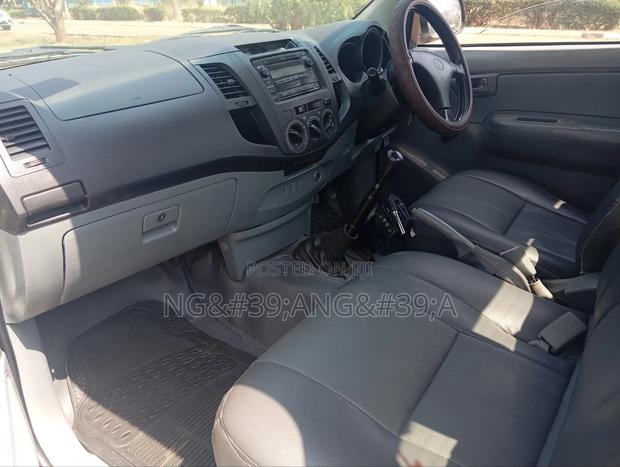 Toyota Hilux 2010 White