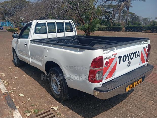 Toyota Hilux 2010 White