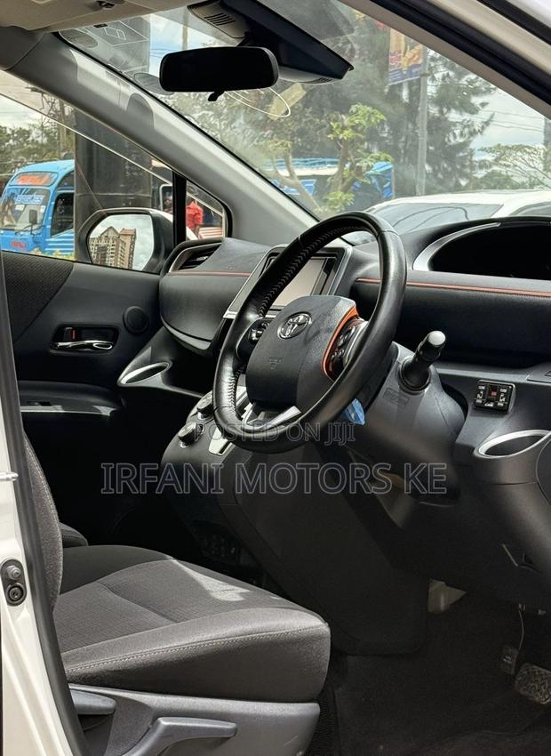 Toyota Sienta 1.5 Hybrid FWD 2019 White
