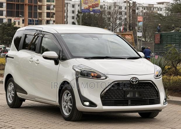 Toyota Sienta 1.5 Hybrid FWD 2019 White