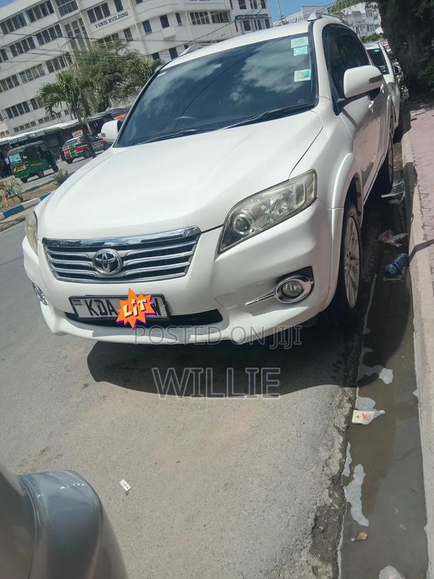 Toyota Vanguard 2013 White