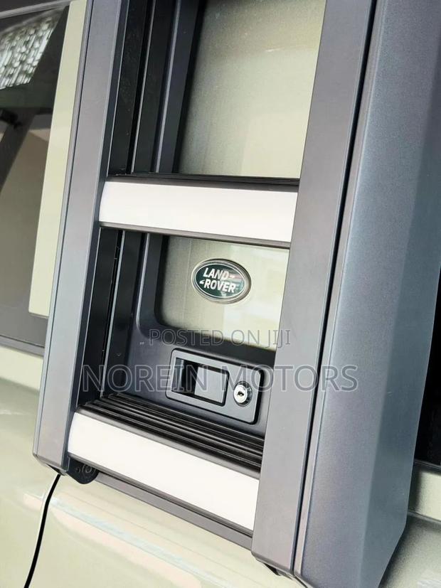 Land Rover Defender 2021
