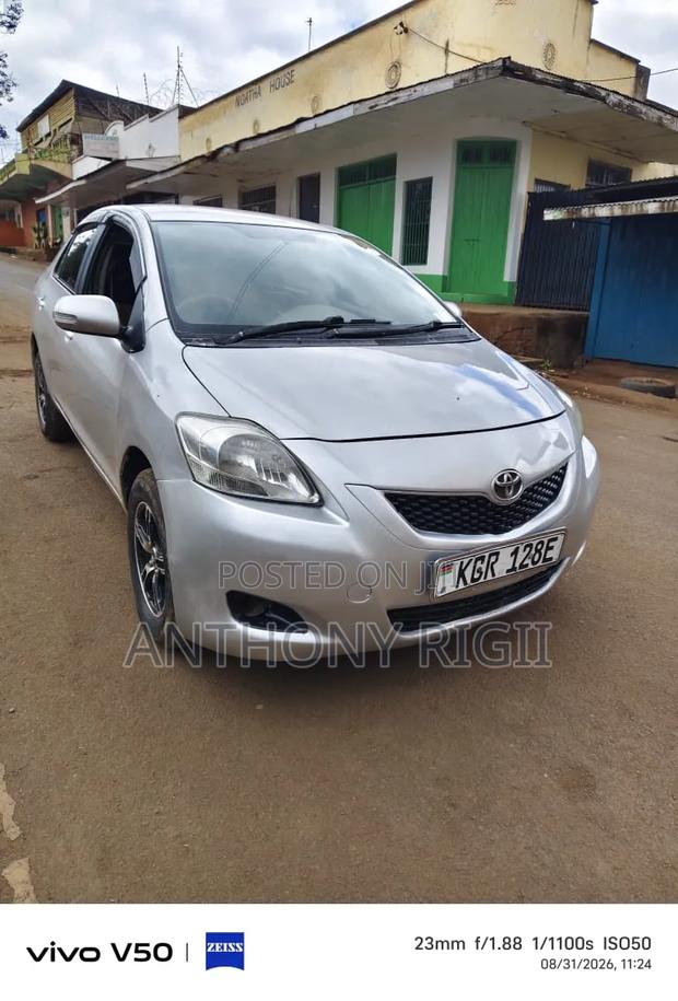Toyota Belta 2010 Silver