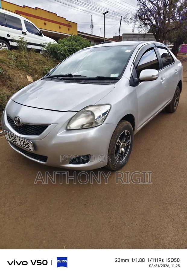 Toyota Belta 2010 Silver