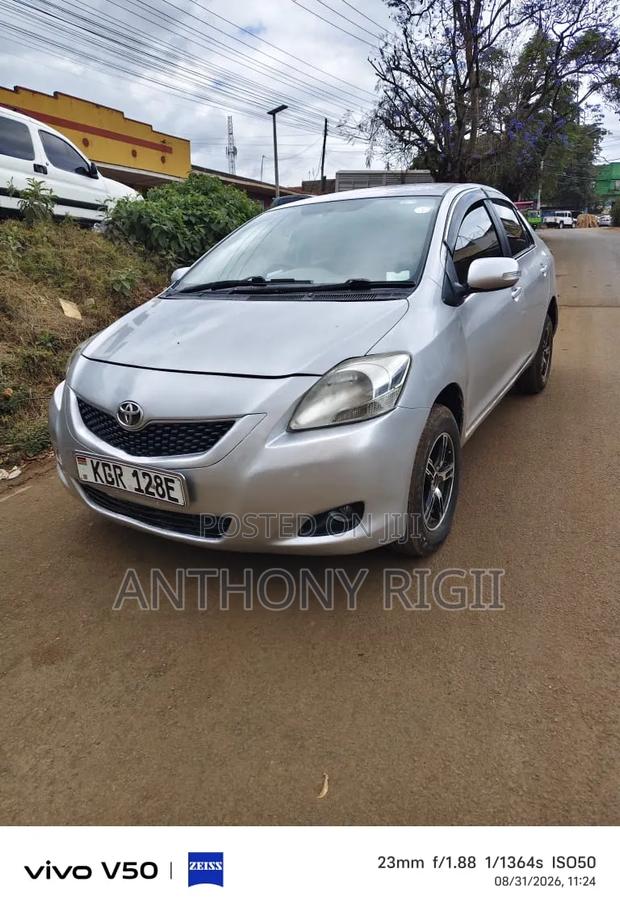 Toyota Belta 2010 Silver