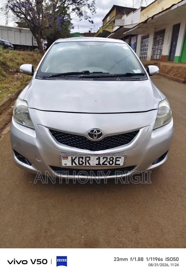 Toyota Belta 2010 Silver