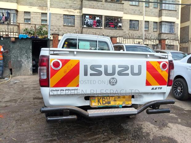 Isuzu D-MAX 2012 White