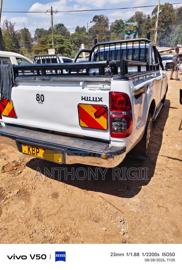 Toyota Hilux 2010 White
