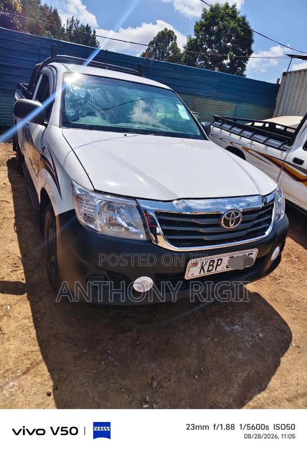 Toyota Hilux 2010 White
