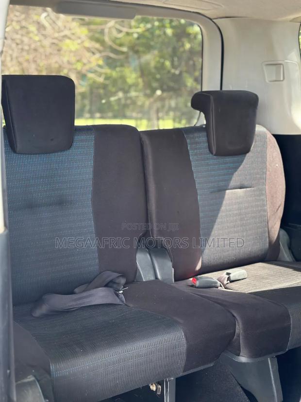 Toyota Noah 2.0 143hp FWD (7 Seater) 2011 White