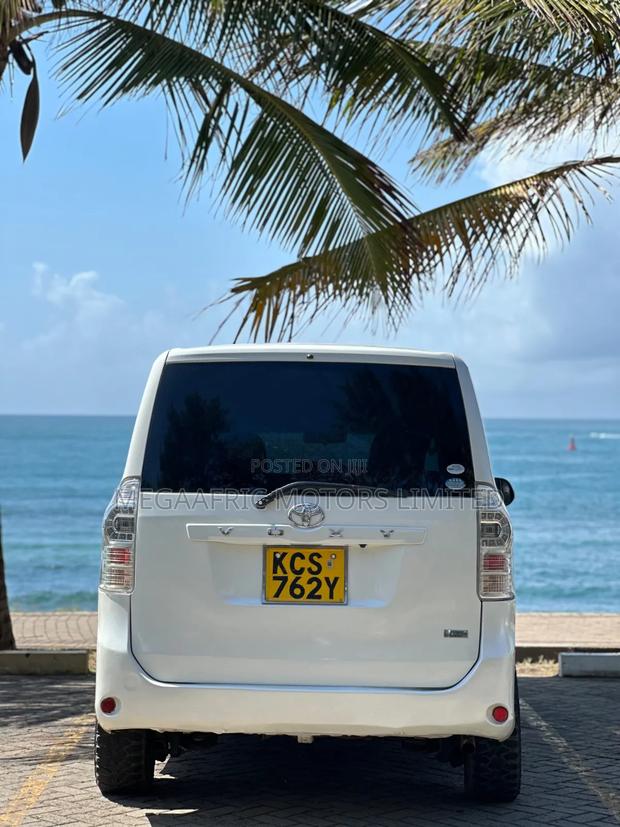 Toyota Noah 2.0 143hp FWD (7 Seater) 2011 White