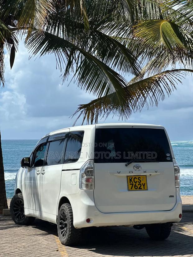 Toyota Noah 2.0 143hp FWD (7 Seater) 2011 White