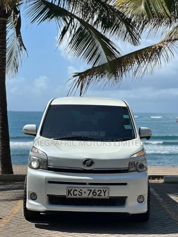 Toyota Noah 2.0 143hp FWD (7 Seater) 2011 White