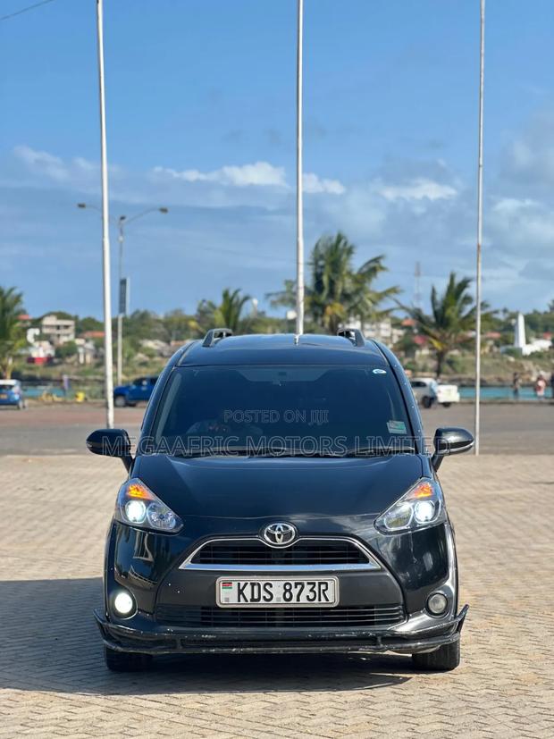 Toyota Sienta 1.5 AWD (6-seater) 2017 Black