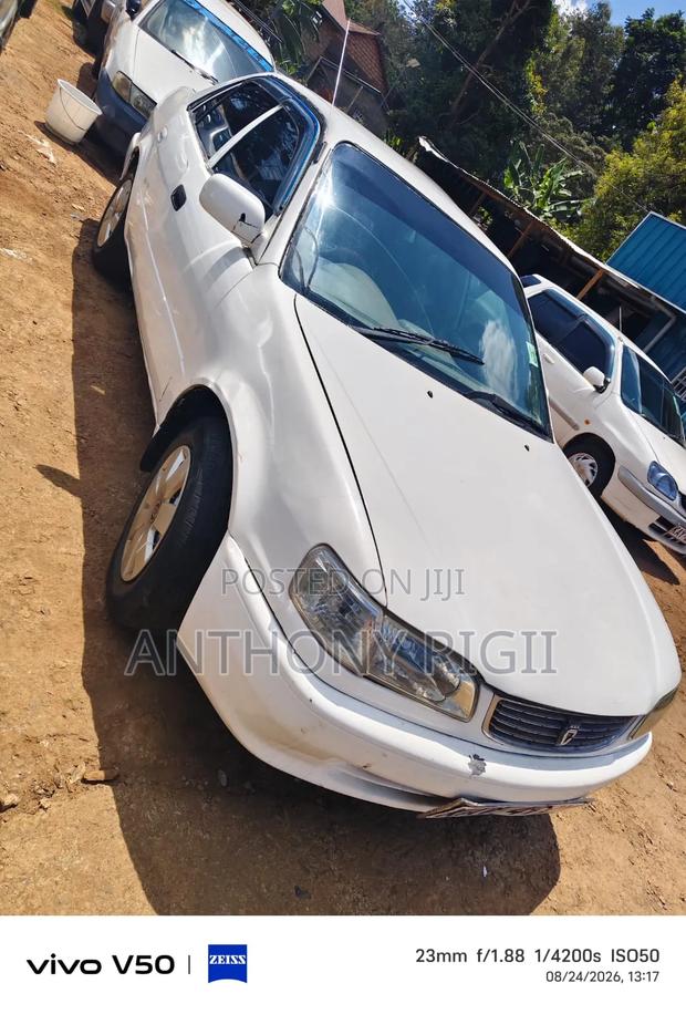 Toyota Corolla 2000 White
