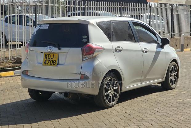 Toyota Ractis 2015 Silver