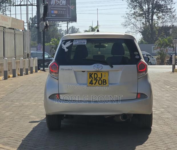 Toyota Ractis 2015 Silver