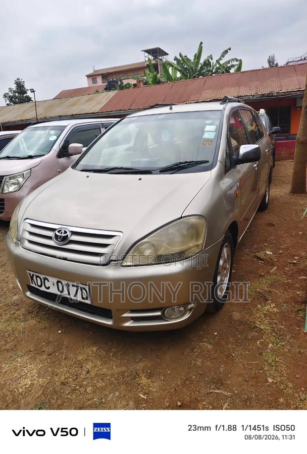 Toyota Ipsum 2004 Gold