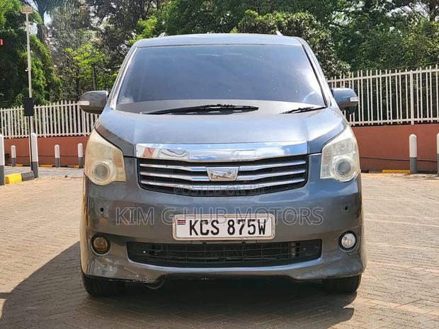 Toyota Noah 2.0 143hp FWD (8 Seater) 2011 Gray