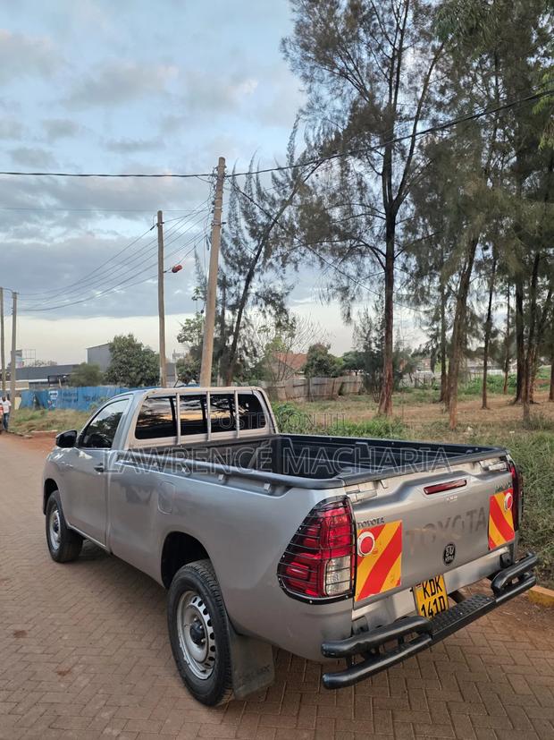 Toyota Hilux 2023 Silver
