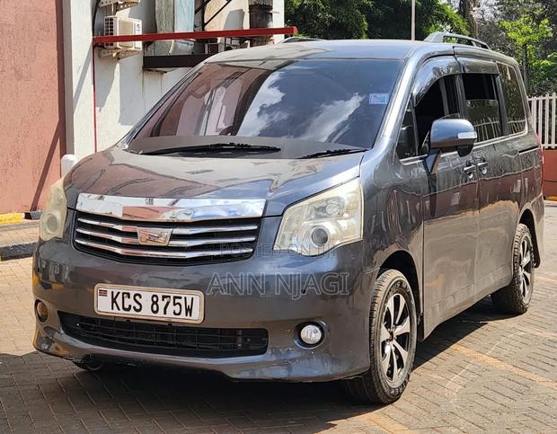 Toyota Noah 2.0 143hp FWD (8 Seater) 2011 Gray
