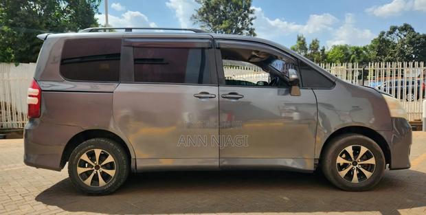 Toyota Noah 2.0 143hp FWD (8 Seater) 2011 Gray