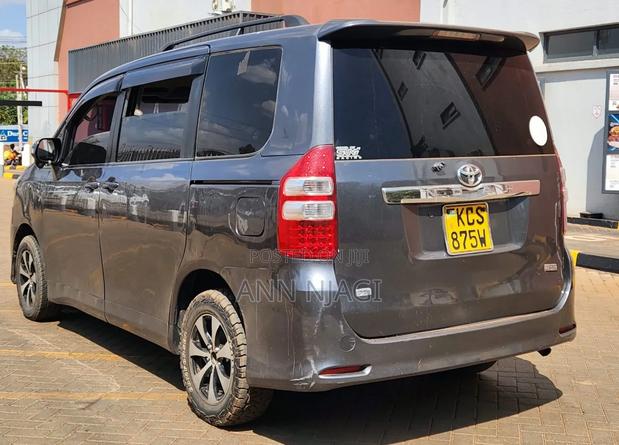 Toyota Noah 2.0 143hp FWD (8 Seater) 2011 Gray