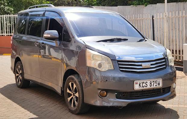 Toyota Noah 2.0 143hp FWD (8 Seater) 2011 Gray