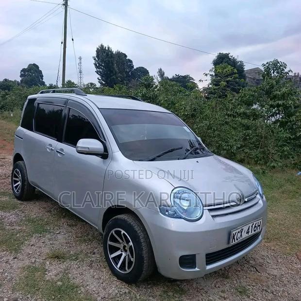 Toyota Sienta 1.5 FWD 2012 Silver