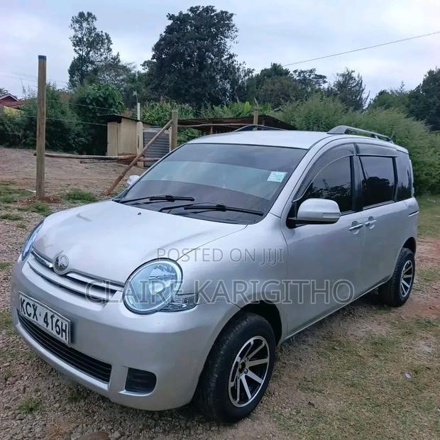 Toyota Sienta 1.5 FWD 2012 Silver