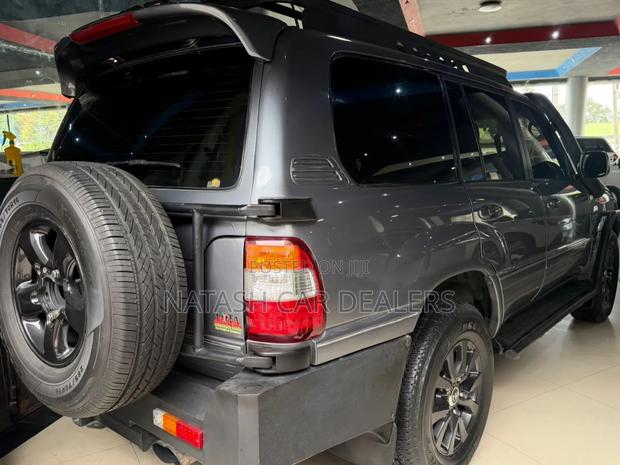 Toyota Land Cruiser 2002 Gray