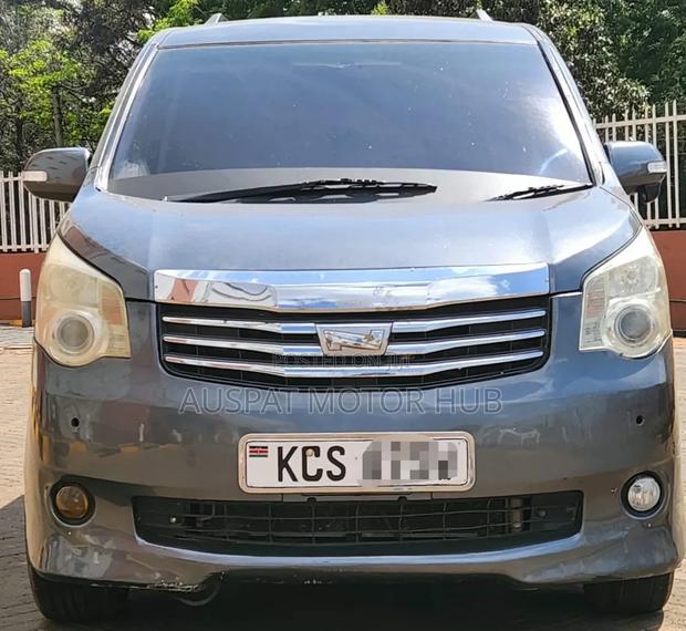 Toyota Noah 2.0 143hp FWD (7 Seater) 2011 Gray