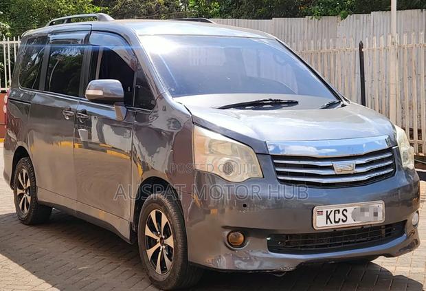 Toyota Noah 2.0 143hp FWD (7 Seater) 2011 Gray