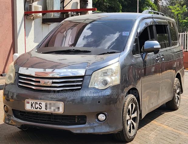 Toyota Noah 2.0 143hp FWD (7 Seater) 2011 Gray