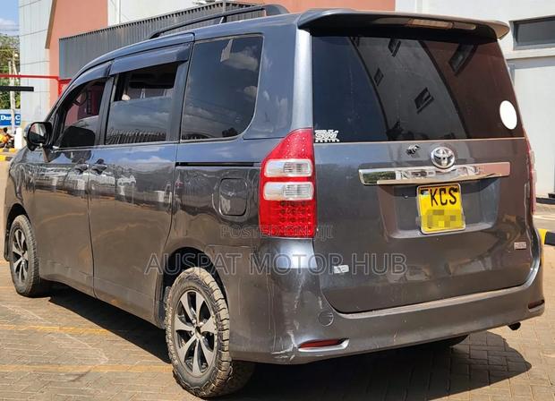 Toyota Noah 2.0 143hp FWD (7 Seater) 2011 Gray
