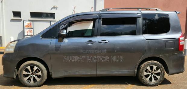 Toyota Noah 2.0 143hp FWD (7 Seater) 2011 Gray