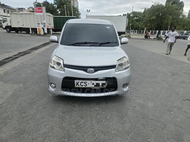 Toyota Sienta 2011 White