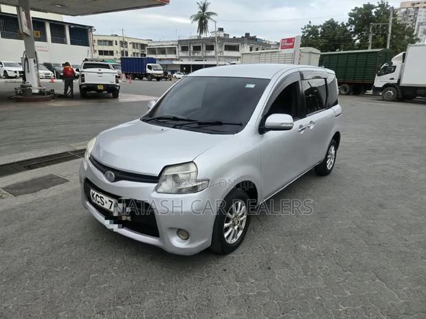 Toyota Sienta 2011 White