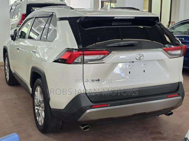 Toyota RAV4 XLE Premium AWD 2019 White