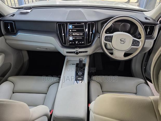 Volvo XC60 T5 Momentum AWD 2019 Pearl