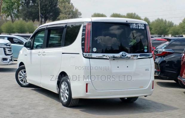 Toyota Noah 1.8 FWD Hybrid (7 seater) 2019 White
