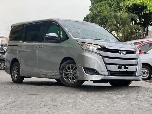 Toyota Noah 2.0 AWD (8 Seater) 2019 Silver