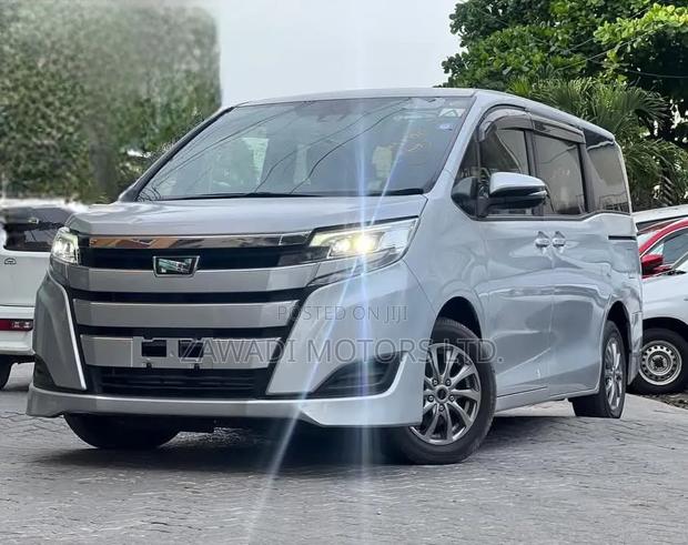 Toyota Noah 2.0 AWD (8 Seater) 2019 Silver