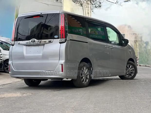 Toyota Noah 2.0 AWD (8 Seater) 2019 Silver